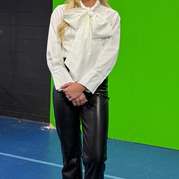 Chic White Blouse with Bow Detail - Picture 4 of 4